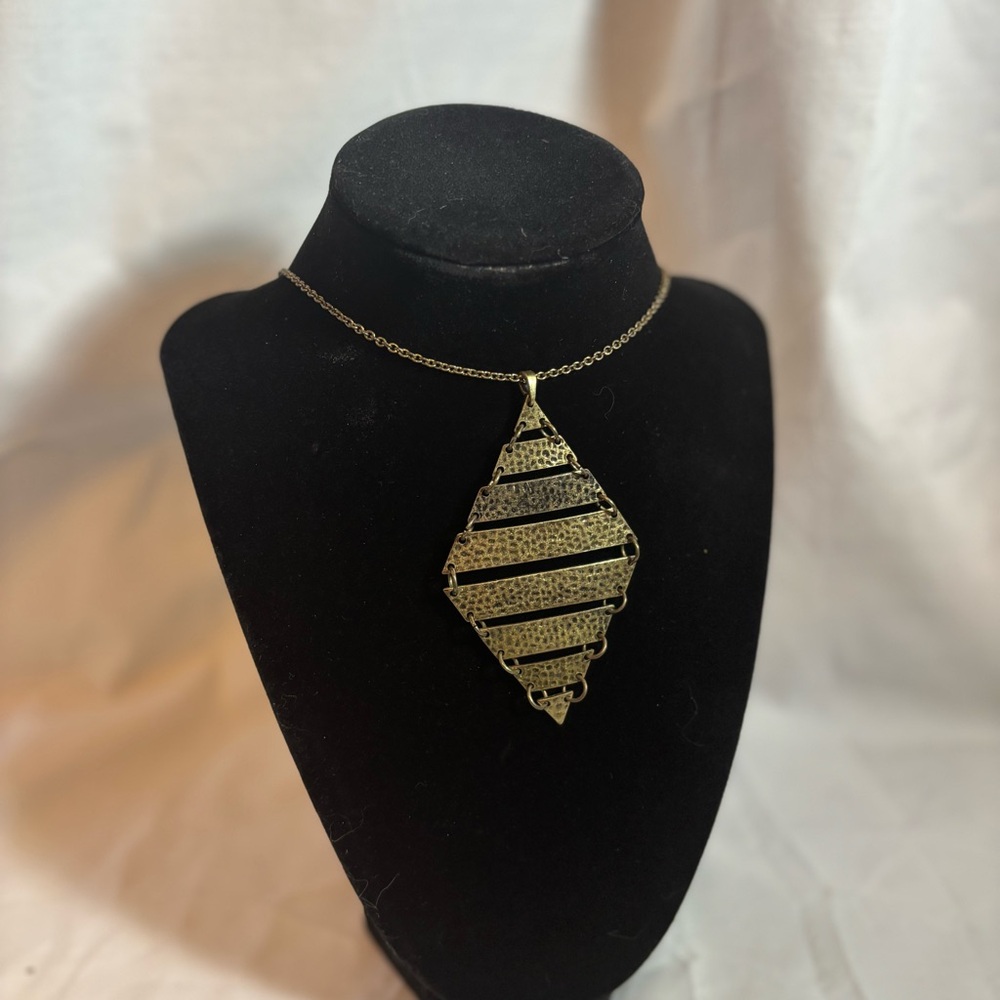 Elegant Gold Pendant Necklace
